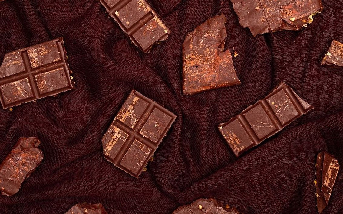Un bombón artesanal de chocolate recién hecho en una caja